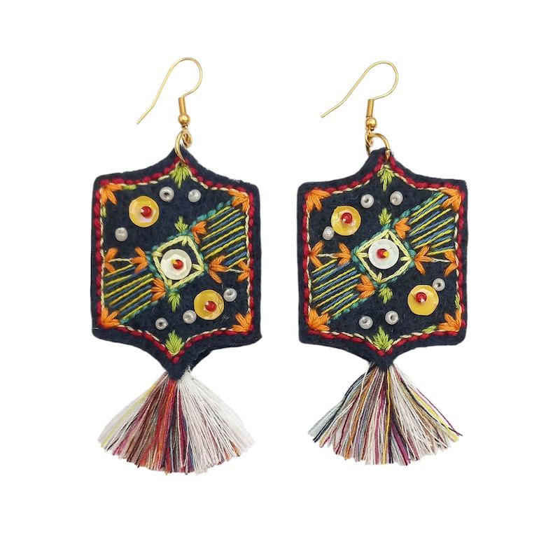 گوشواره گلدوزی