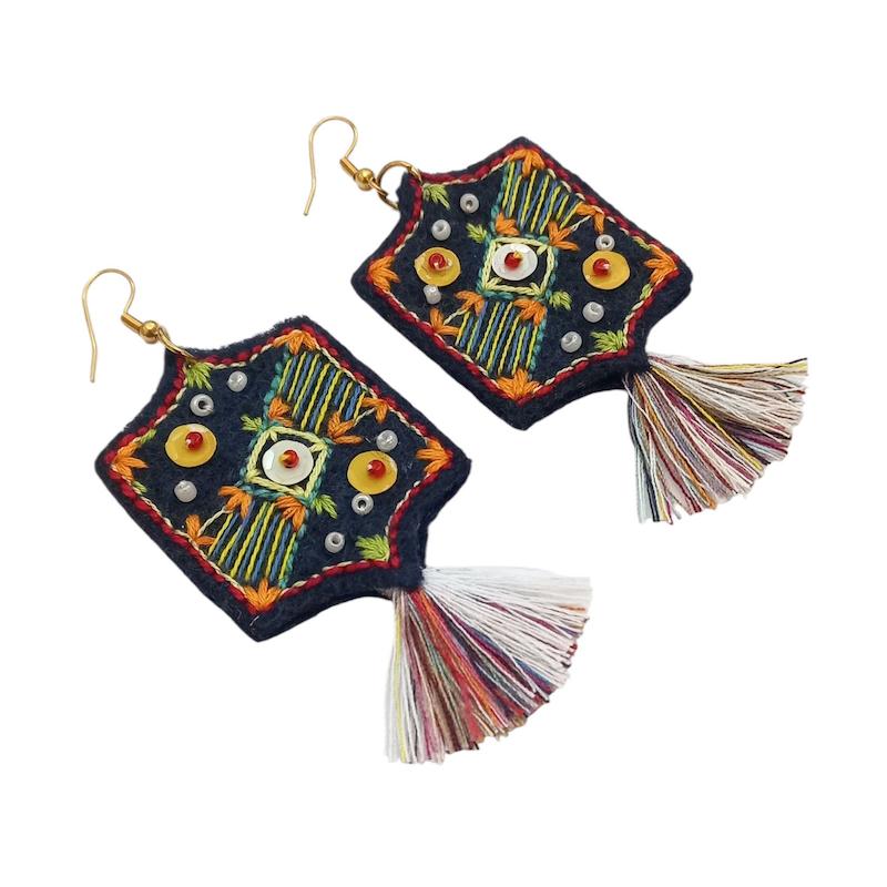 گوشواره گلدوزی