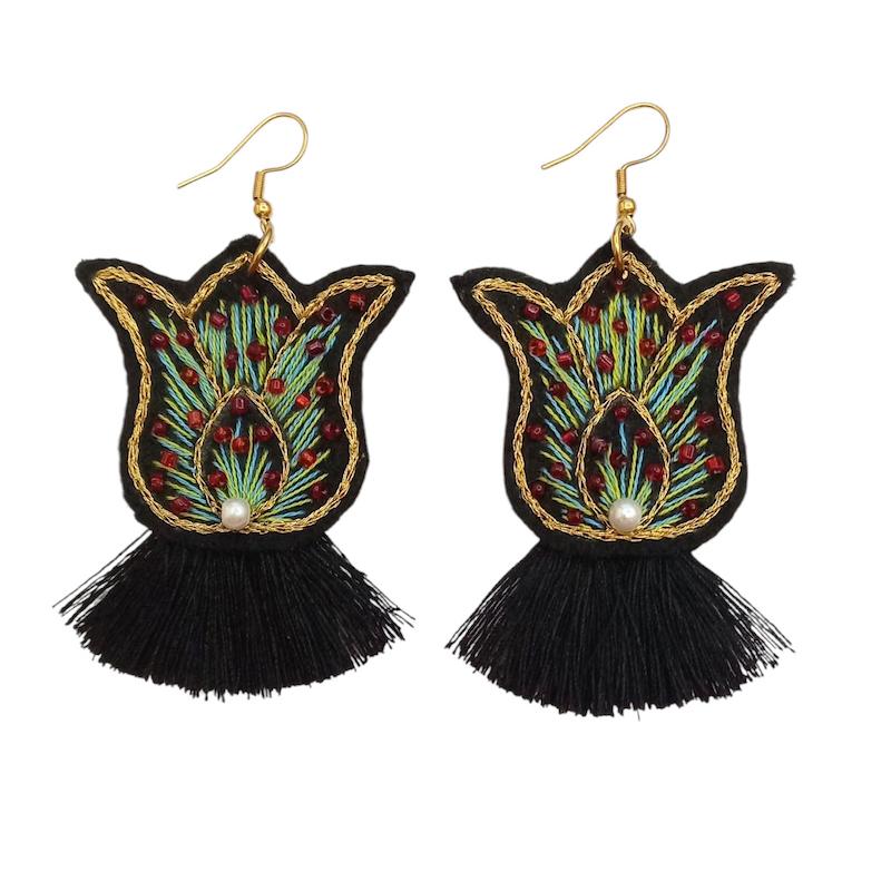 گوشواره گلدوزی