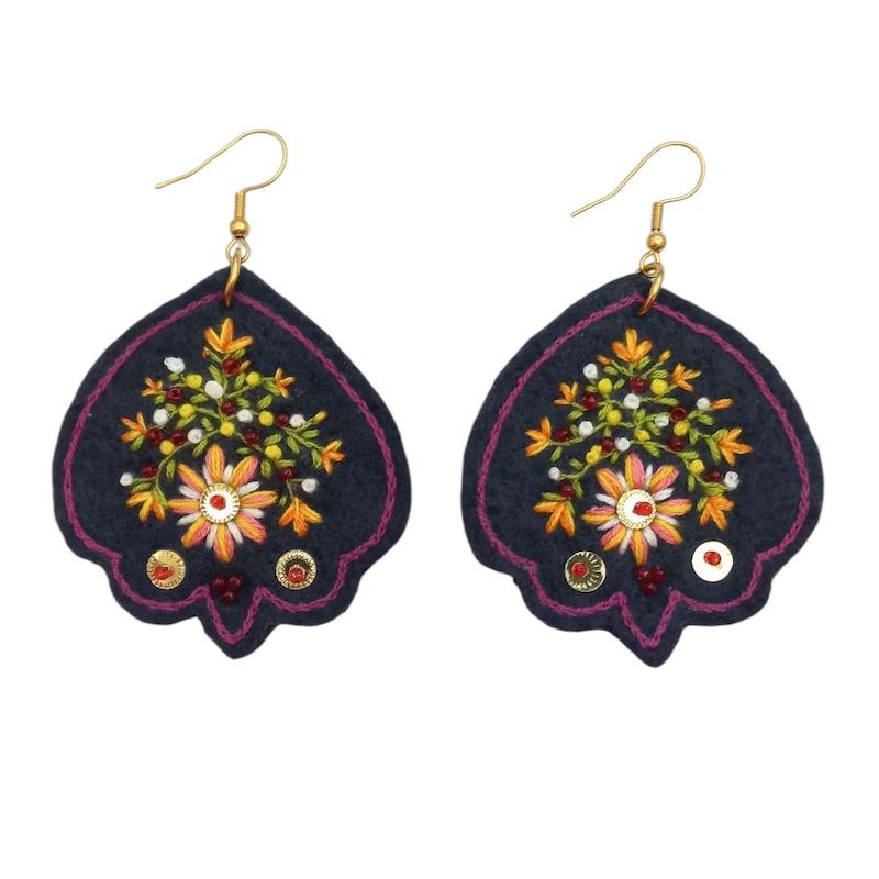 گوشواره گلدوزی