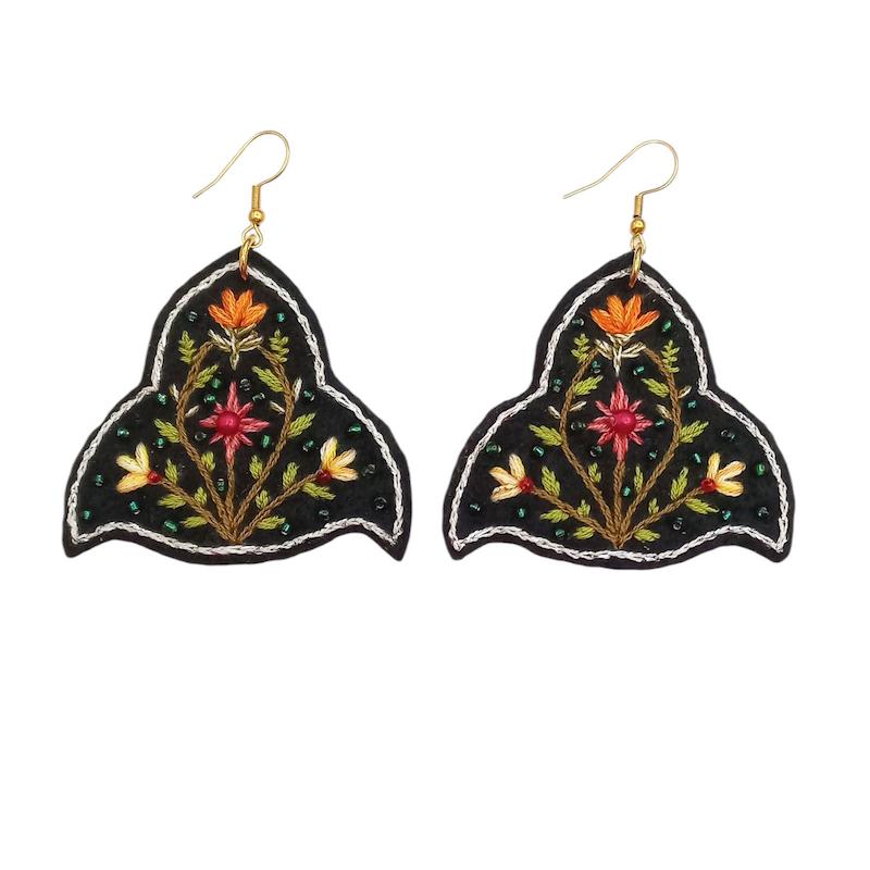 گوشواره گلدوزی