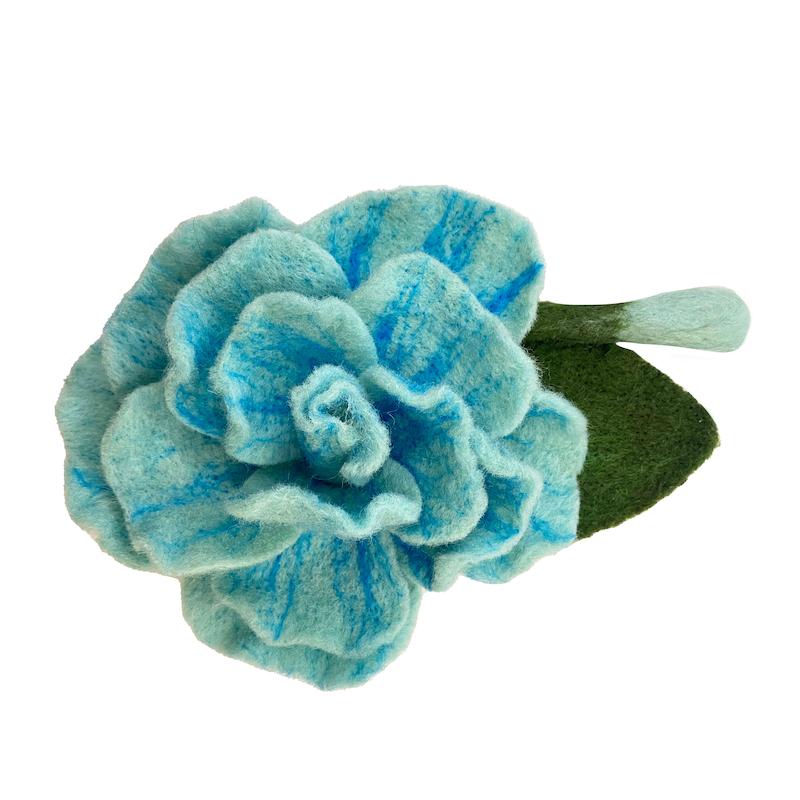 گل سینه نمدی