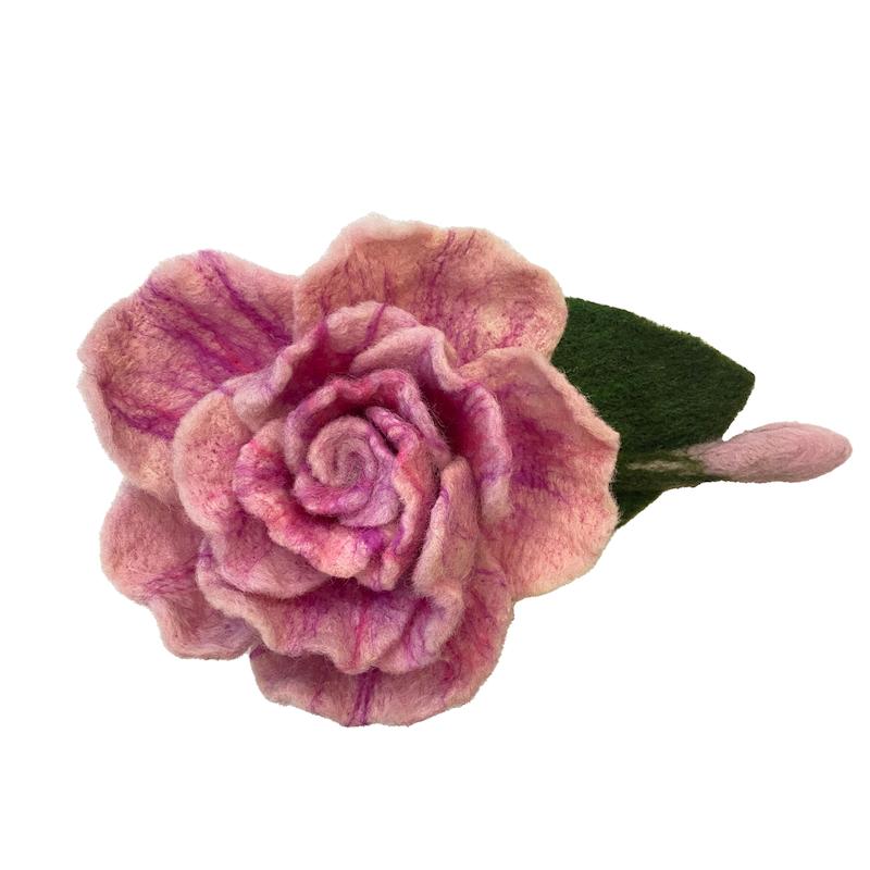 گل سینه نمدی