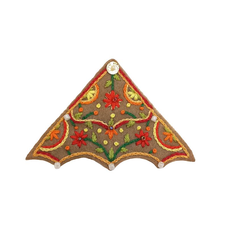 گل سینه گلدوزی