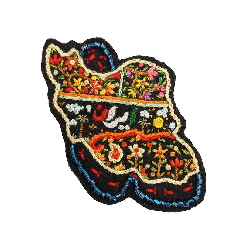 گل سینه گلدوزی