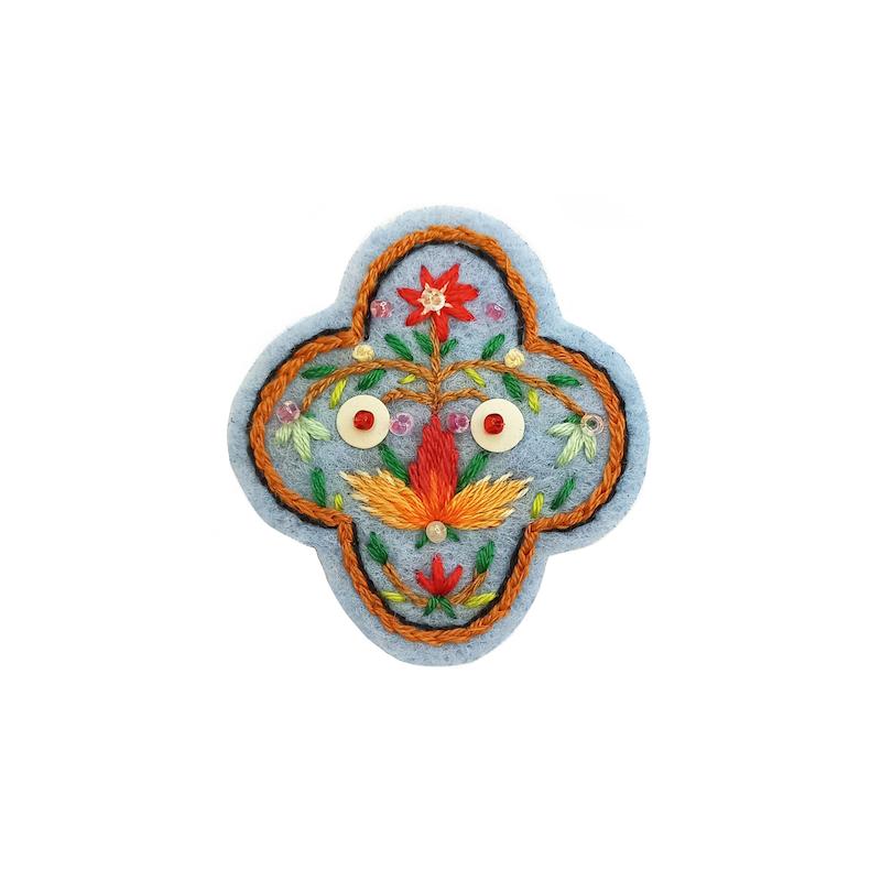 گل سینه گلدوزی