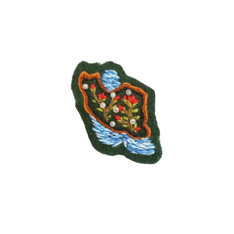 گل سینه گلدوزی