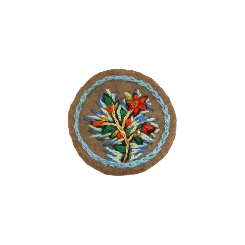 گل سینه گلدوزی