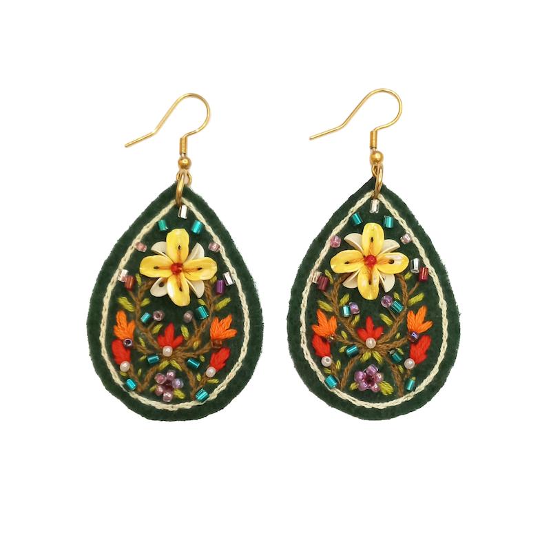گوشواره گلدوزی