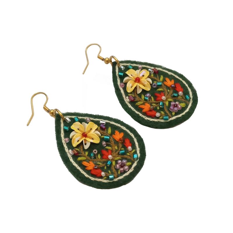 گوشواره گلدوزی