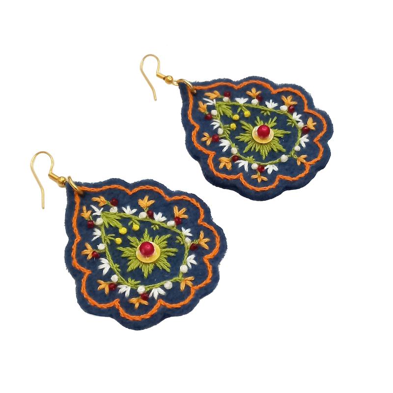 گوشواره گلدوزی