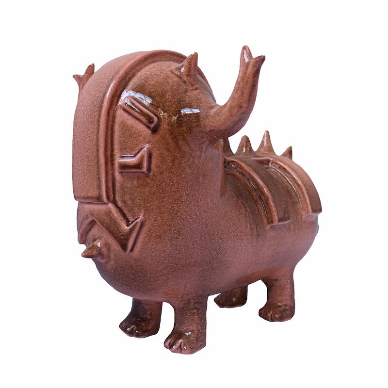 مجسمه موجود چهارپا بزرگ