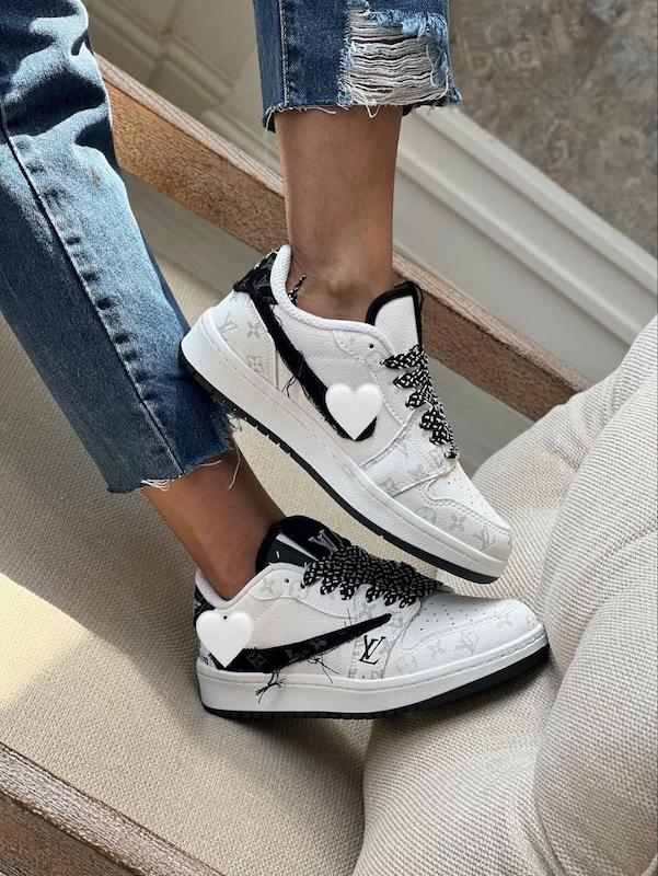 کتونی نایکی ترویس ال وی سفید سورمه ای سایز 37 تا 40