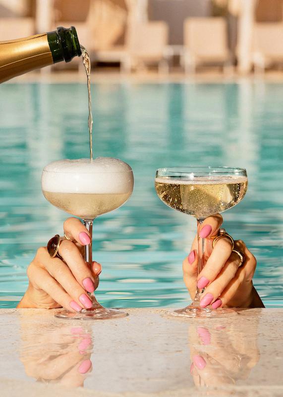 تابلو Poolside Toast در دکوراسیون مدرن