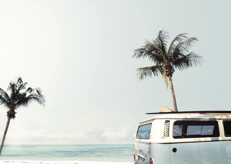 تابلو Surfers Van Blue در دکوراسیون مدرن