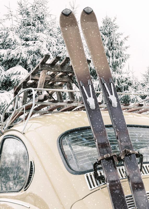 تابلو Skis and Snowfall در دکوراسیون مدرن