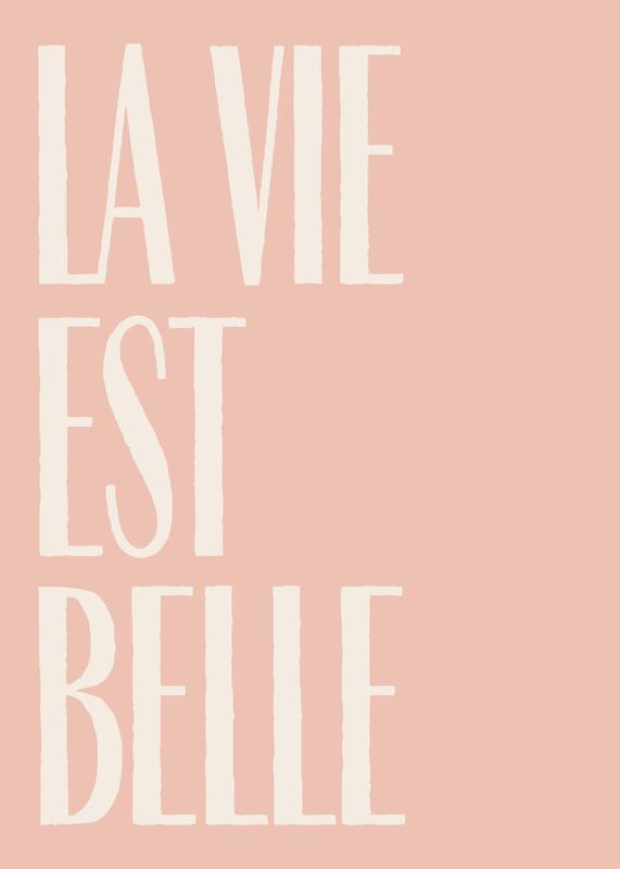 تابلو La Vie Est Belle Text در دکوراسیون مدرن
