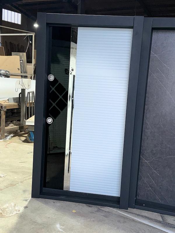 درب ضدسرقت چوب و شیشه