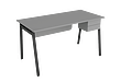 این میز کارمندی دارای طراحی مدرن با بدنه ام دی اف، روکش ممبران به رنگ طوسی،دارای پنل،تک کشو و پایه های فلزی مشکی که از زاویه 45درجه پشت کار عکاسی شده است.
