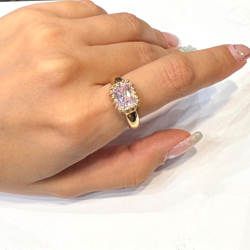 انگشتر طلا 18 عیار زنانه گالری زرنوش مدل انگشتر کالکشن جم نگین صورتی کد ZGR001819