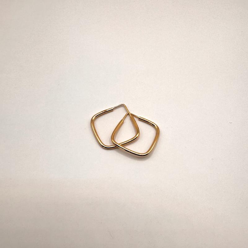 گوشواره طلا 18 عیار زنانه طلای آماندا مدل مربع کد AME001509