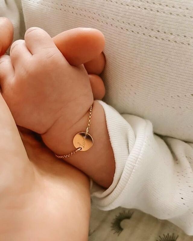 دستبند طلا 18 عیار زنانه شمش طلا مدل پلاک گرد نوزادی با حک اسم  کد STD001337