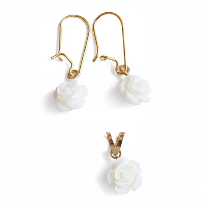 سرویس طلا 18 عیار زنانه شمش طلا مدل گل صدف سفید  کد STS002705