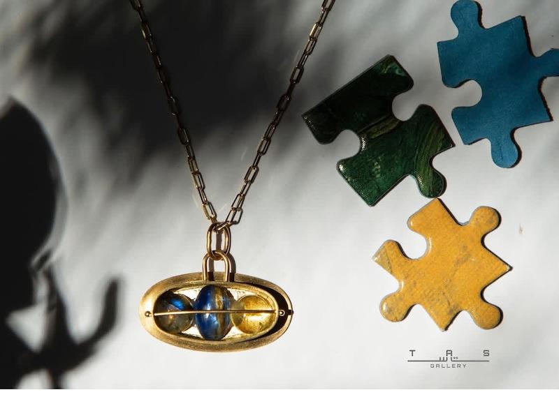 آویز طلا ۱۸ عیار تاس تاس گالری