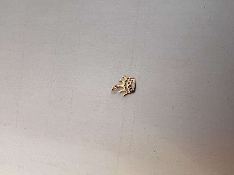 آویز طلا ۱۸ عیار لیزری تاج تاس گالری