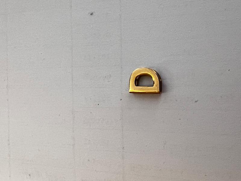 آویز طلا ۱۸ عیار D تاس گالری