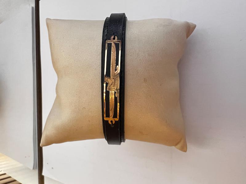 دستبند طلا ۱۸ عیار چرمی تاس گالری