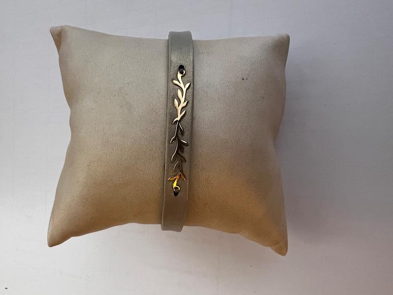 دستبند طلا ۱۸ عیار چرمی تاس گالری