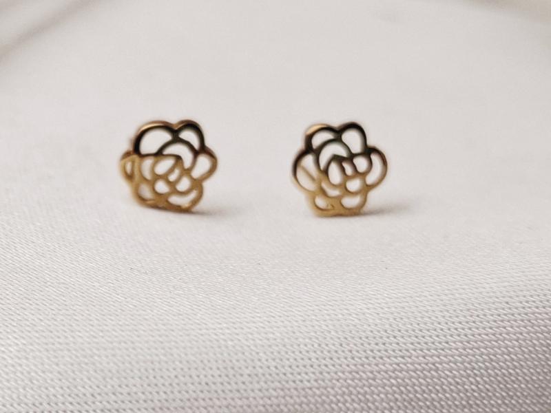 گوشواره زنانه طلا ۱۸ عیار گوشواره میخی طرح گل گالری زربام