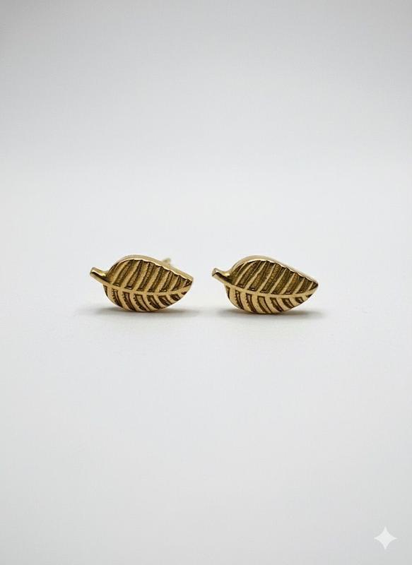 گوشواره زنانه طلا ۱۸ عیار گوشوارع میخی طرح برگ گالری کیامهر