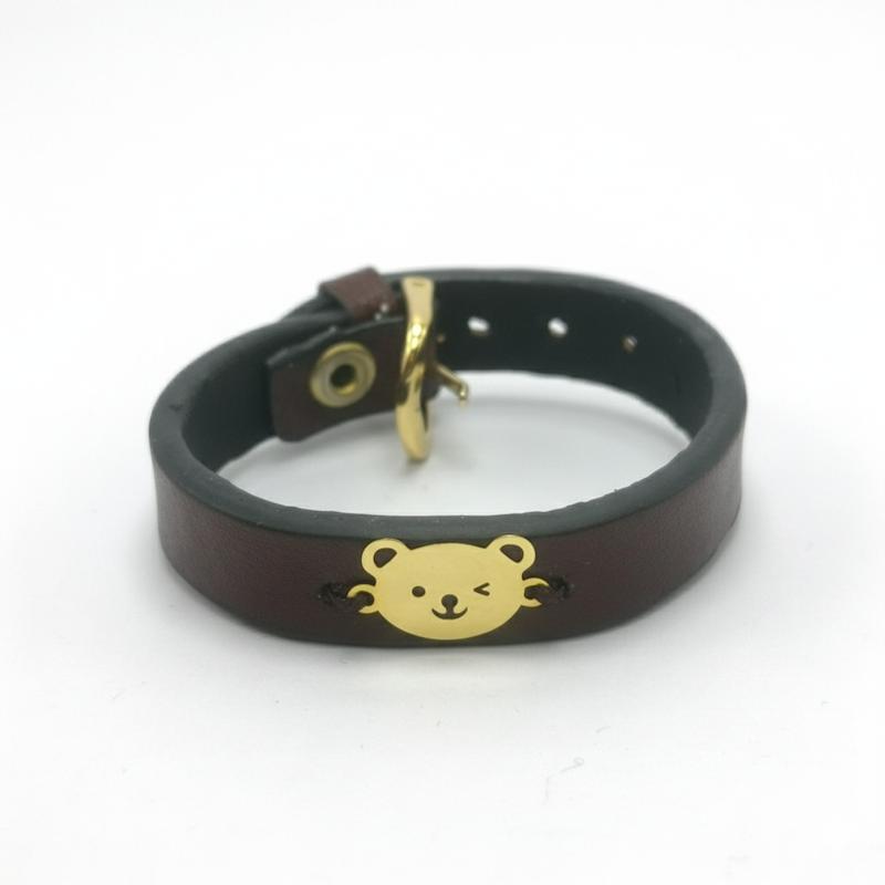دستبند بچگانه طلا ۱۸ عیار خرس چشمک زن روی چرم طبیعی استاندارد کودک گالری شمش طلا