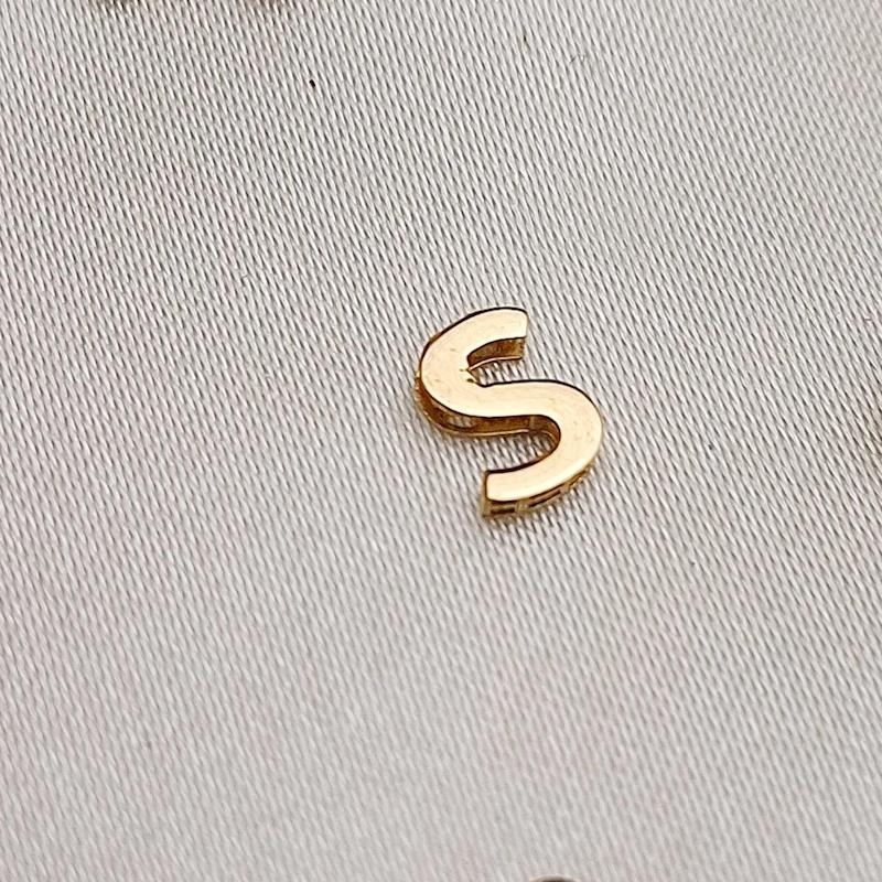 آویز زنانه طلا ۱۸ عیار آویز حرف s گالری زربام