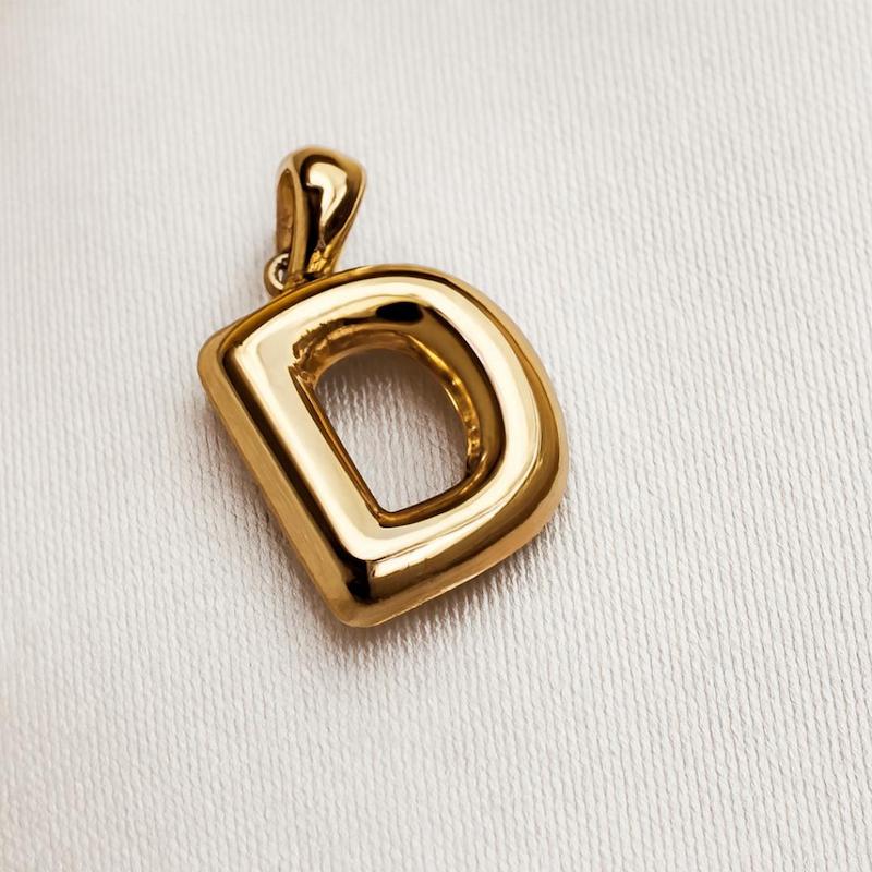 آویز زنانه طلا ۱۸ عیار حرف بادکنکی d گالری زربام