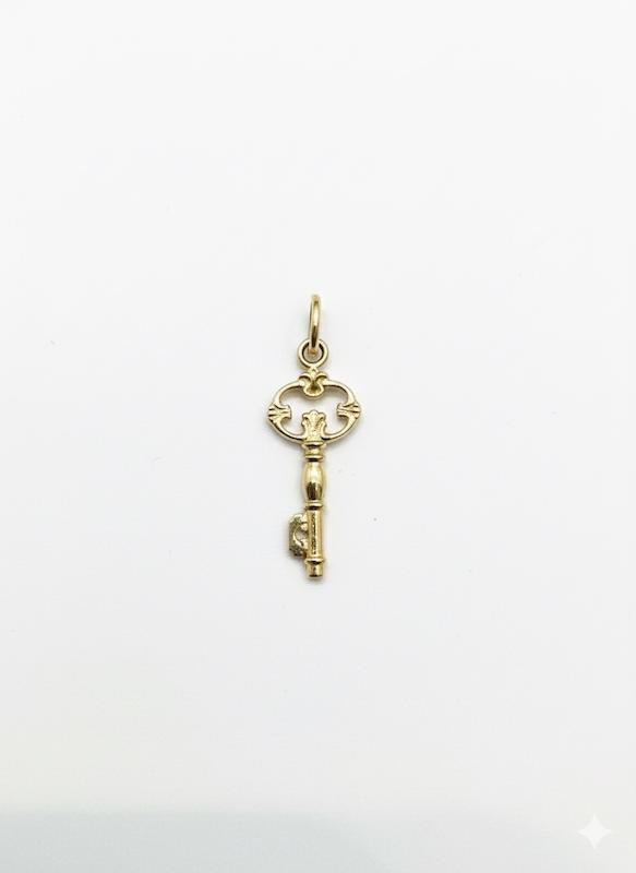 آویز زنانه طلا ۱۸ عیار ‌پلاک کلید طرح دار ۸طلایی