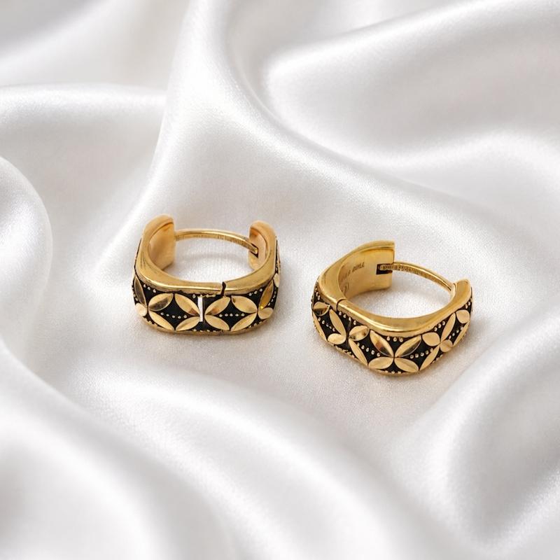گوشواره زنانه طلا ۱۸ عیار گوشواره حلقه ای طرح لوزی سیاه قلم طلای لوتوس