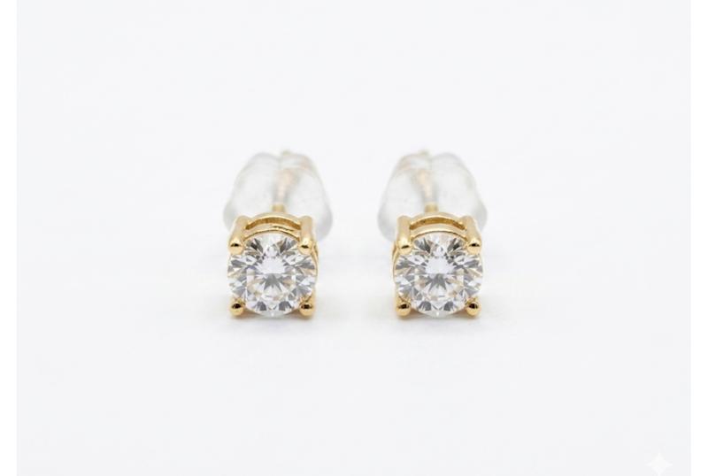 گوشواره طلا ۱۸ عیار گوشواره تک نگین(وزن نگین کسر شده) ری گلد