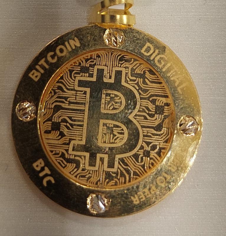 آویز طلا ۱۸ عیار آویز بیت کوین درساژ