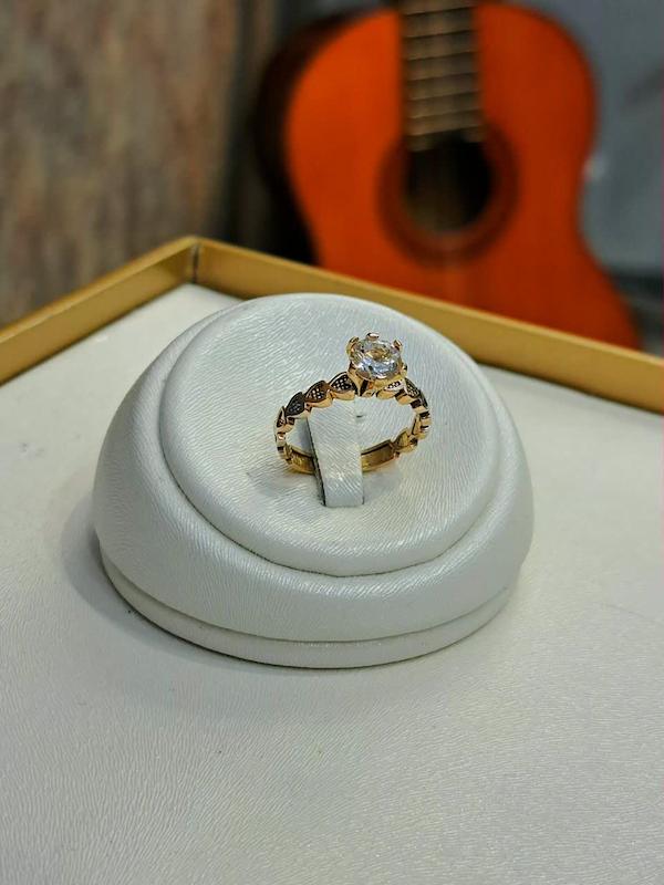 انگشتر زنانه طلا ۱۸ عیار کسر نگین آبکاری شده (بدون اجرت)مناسب سرمایه‌گذاری گالری انارکی