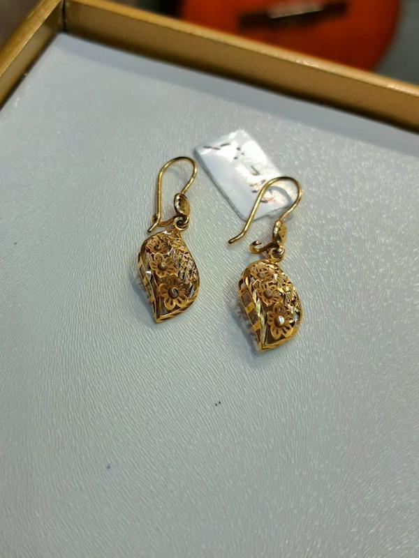 گوشواره زنانه طلا ۱۸ عیار بدون نگین آبکاری شده (بدون‌اجرت)مناسب سرمایه‌گذاری گالری انارکی