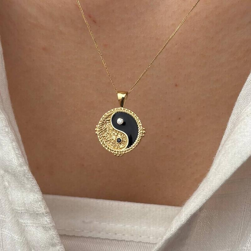 آویز طلا ۱۸ عیار هنا میناکاری سنگخور کد 62 مندی گلد