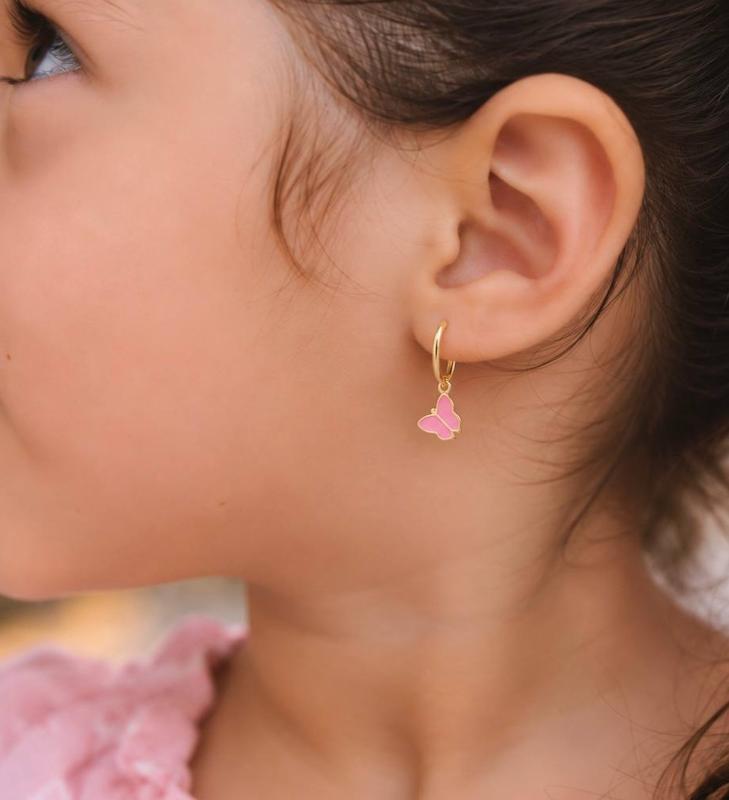گوشواره بچگانه طلا ۱۸ عیار حلقه ای پروانه صورتی میناکاری زرکودک گالری