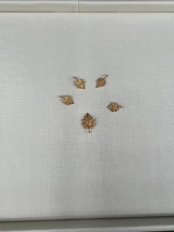 آویز زنانه طلا ۱۸ عیار آویز برگ گالری پورقلی