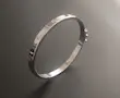 بنگل زنانه طلا ۱۸ عیار دستبند مدل کارتیه لاو سفید قطر بزرگ 5.4 قطر کوچک4.7 Cm دلفین گلد گالری
