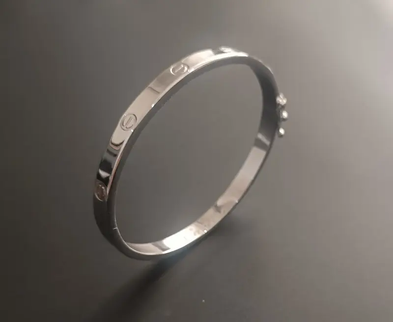 بنگل زنانه طلا ۱۸ عیار دستبند مدل کارتیه لاو سفید قطر بزرگ 5.4 قطر کوچک4.7 Cm دلفین گلد گالری