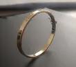 بنگل زنانه طلا ۱۸ عیار دستبند مدل کارتیه لاو زرد- قطر بزرگ 5.4 و قطر کوچک 4.7 Cm دلفین گلد گالری