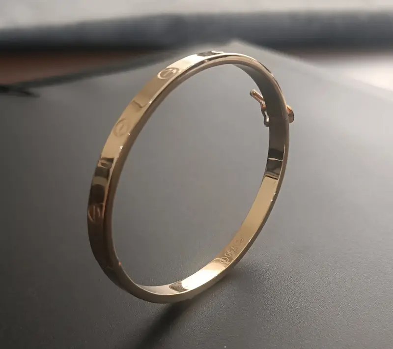 بنگل زنانه طلا ۱۸ عیار دستبند مدل کارتیه لاو زرد- قطر بزرگ 5.4 و قطر کوچک 4.7 Cm دلفین گلد گالری